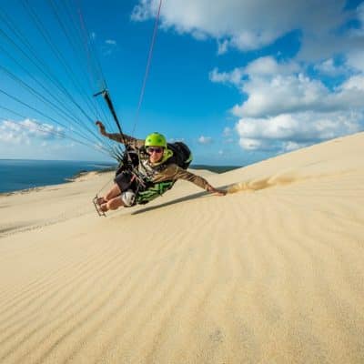Jeremy en train de caresser la dune du pyla