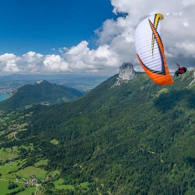 Une voile de parapente dans la vallรฉe d'annecy